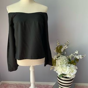 Black long sleve open shoulde blouse 💕